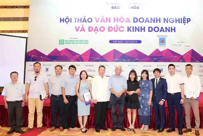 Các chuyên gia, nhà nghiên cứu và doanh nhân... với BTC hội thảo