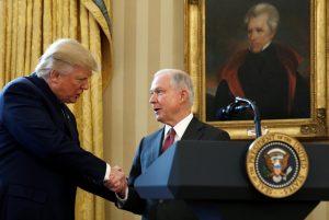 Chúc mừng Jeff Sessions tuyên thệ lên chức cũng là Trump, mà sa thải Sessions cũng là Trump