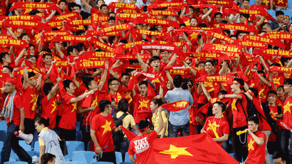 Băng rôn khẩu hiệu giơ cao như một lời tuyên bố thắng lợi dành tặng đội tuyển Việt Nam