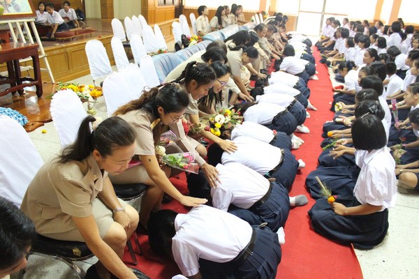 Học sinh Thái Lan bày tỏ sự tri ân đến thầy, cô giáo trong ngày Nhà giáo