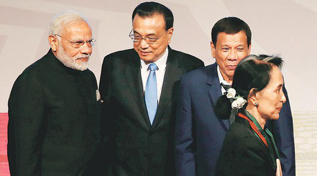 Thủ tướng Lý Khắc Cường (giữa) đại diện cho Trung Quốc tham gia Hội nghị thượng định tại Singapore