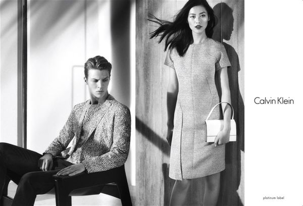 Calvin Klein White Label là dòng cổ điển, cơ bản, tiết chế xu hướng và tính ứng dụng cao, có thị phần chính ở Bắc Mỹ.