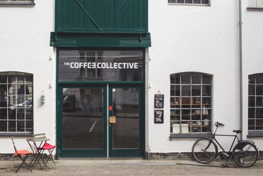 Bên ngoài cửa hàng The Coffee Collective