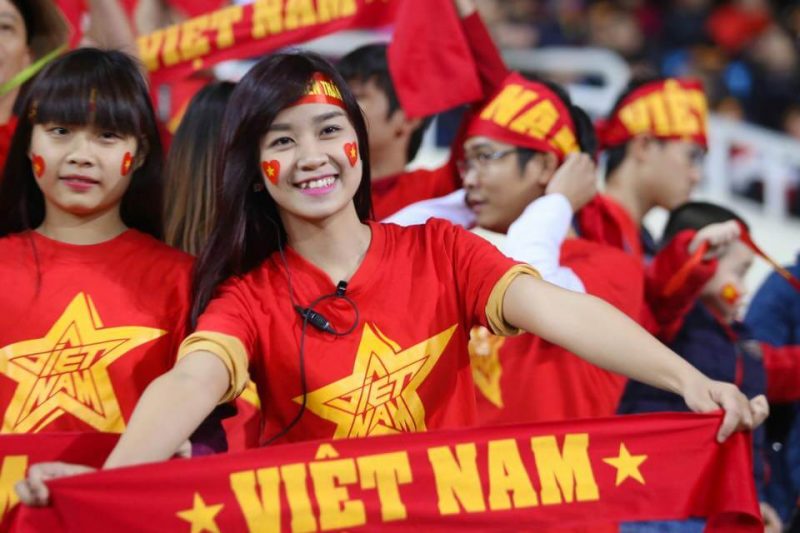 Người hâm mộ cổ vũ đội tuyển Việt Nam 