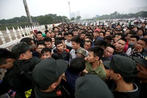 Cảnh tượng chen chúc biển người chờ xếp hàng mua vé xem AFF Cup 2018