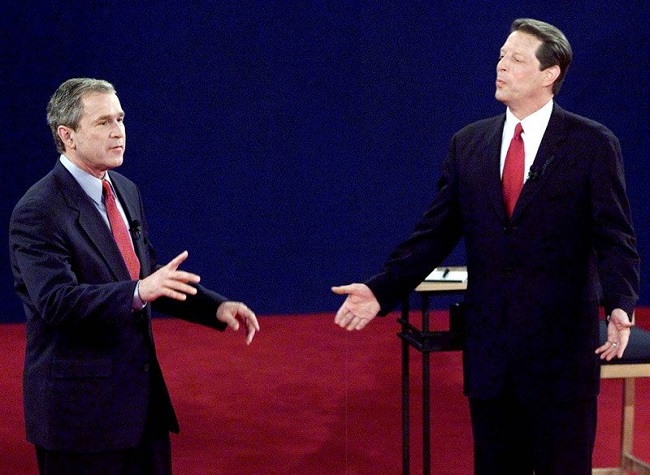 Việc kiểm lại phiếu làm gợi lại ký ức về bê bối kiểm phiếu giữa ông Bush và ông Al Gore trong dịp tranh cử năm 2000