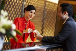 Đặt mình vào tâm lý khách hàng, hãy đào tạo đội ngũ nhân viên có thái độ ứng xử phù hợp, đúng mực với khách