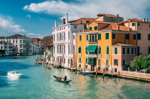 Venice là một trong những thành phố tuyệt đẹp của Ý mà bạn nên ghé qua một lần nếu đến châu Âu