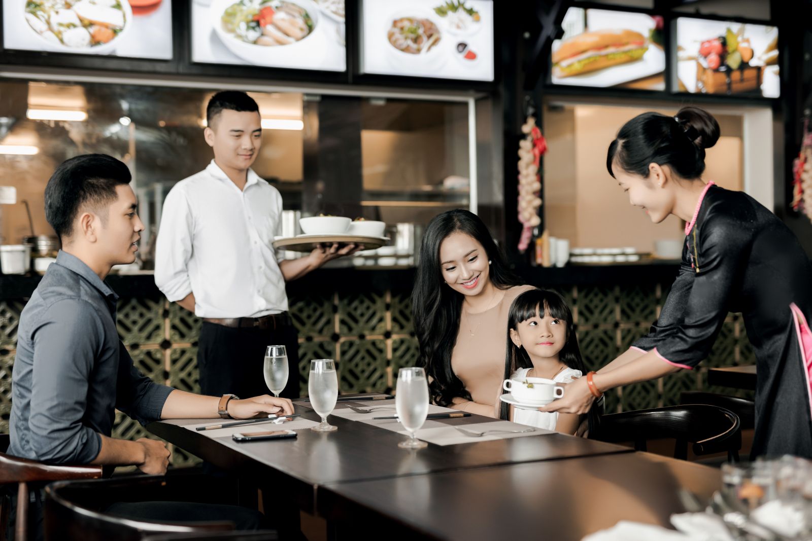 Xây dựng hệ thống nhân viên chuyên nghiệp.