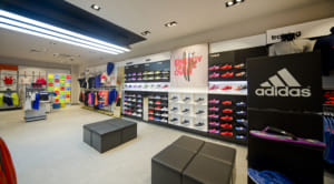 Marketing tại cửa hàng adidas