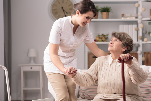 Nhân viên chăm sóc người già phải là người phải có đầy đủ kiến thức chuyên môn 